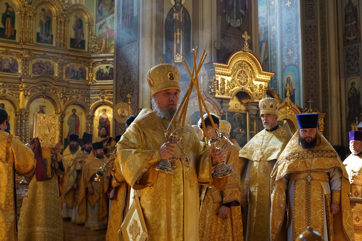 Настоятель нашего храма сослужил Митрополиту Василию за Литургией